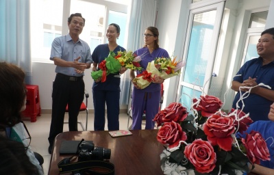 Phó chủ tịch UBND Đặng Ngọc Dũng thăm tặng hoa tại Bệnh viện Sản Nhi nhân ngày Quốc tế phụ nữ 8-3